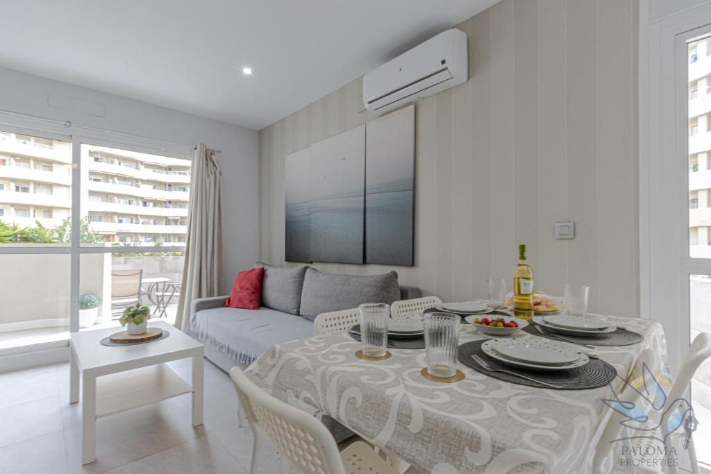Fotografia z galérie ubytovania Benal Beach 2BDR beachfront apartment with water park v destinácii Benalmádena
