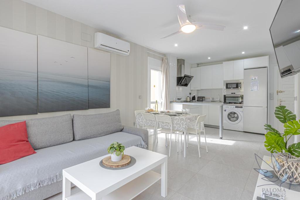 Fotografia z galérie ubytovania Benal Beach 2BDR beachfront apartment with water park v destinácii Benalmádena