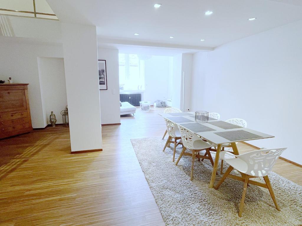 - une salle à manger avec une table et des chaises dans l'établissement Loft Saint Thomas - Petite France, à Strasbourg