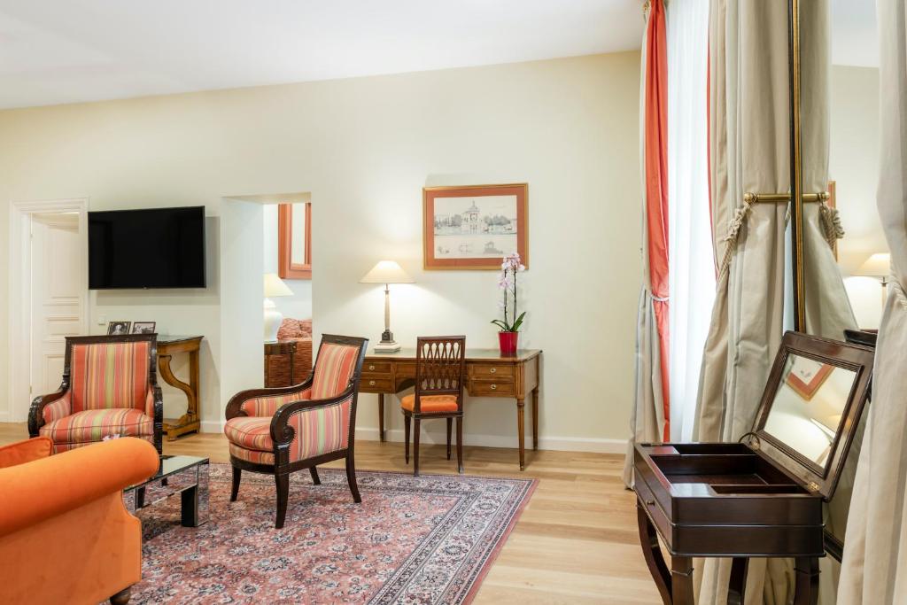 TV a/nebo společenská místnost v ubytování Stikliai Hotel - Relais & Châteaux