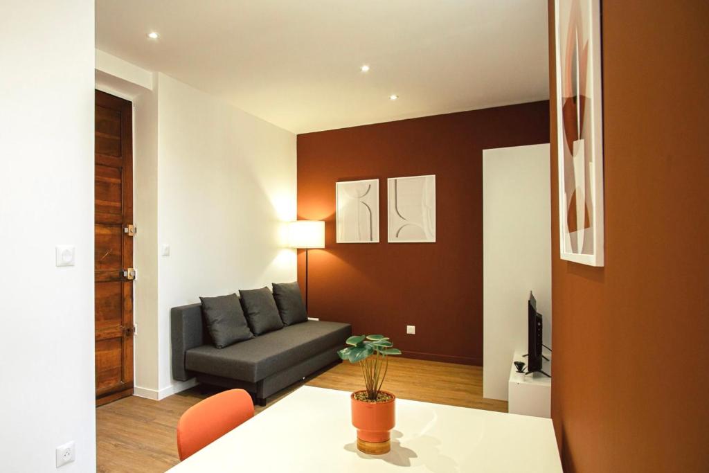un salon avec un canapé et une table dans l'établissement Le Terracotta - Joli studio Metro D Valmy et quais de Saone, à Lyon