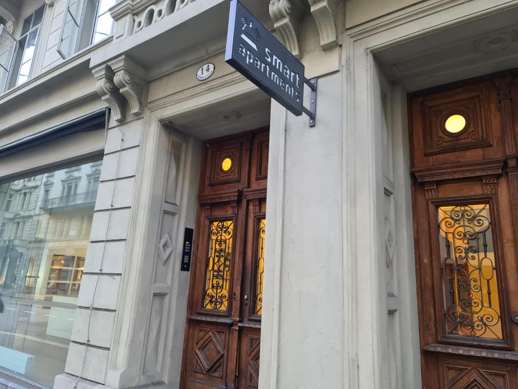 Top City Center Apartments location next to Lion Monument - Resim 26