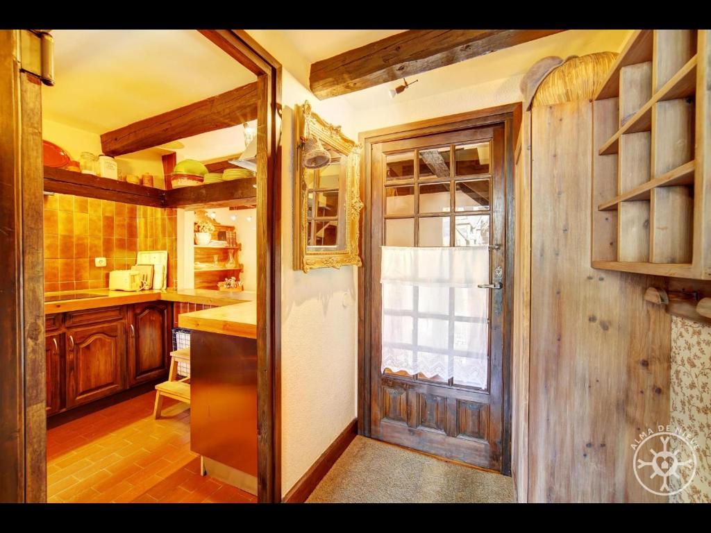 une cuisine avec une porte et une fenêtre. dans l'établissement CASA SANT BLAS de Alma de Nieve, à Gessa