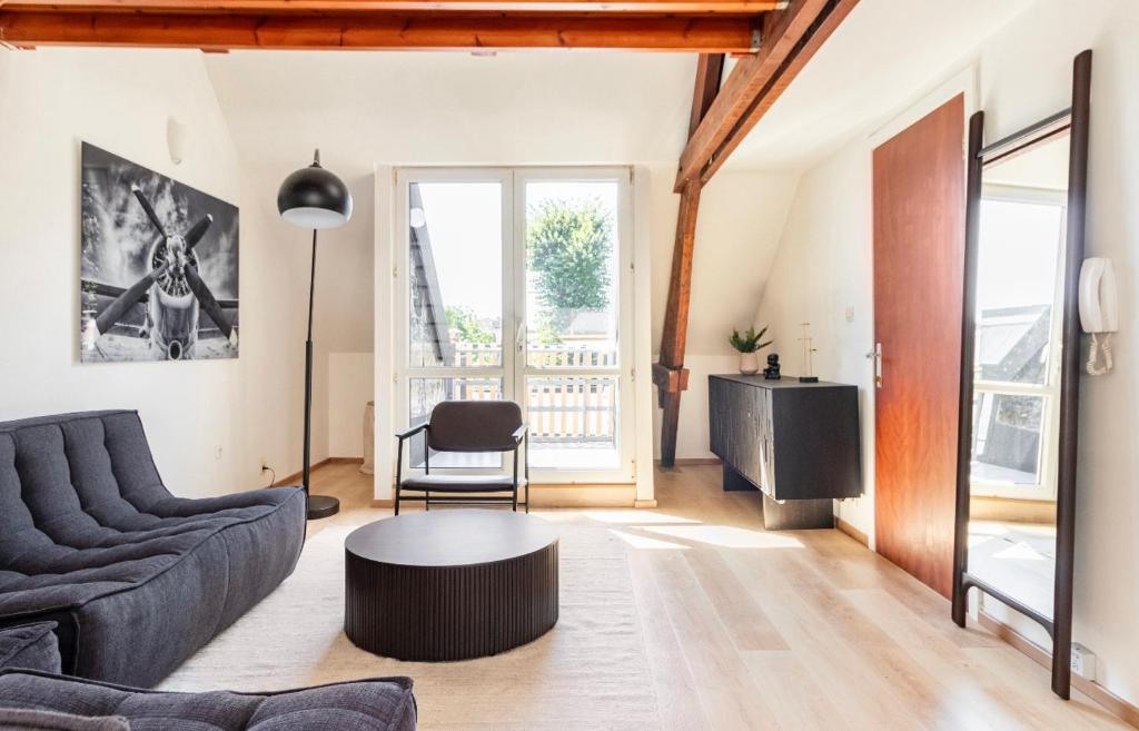 uma sala de estar com um sofá e uma mesa em Cosy apartment Antwerpen center2 em Antuérpia