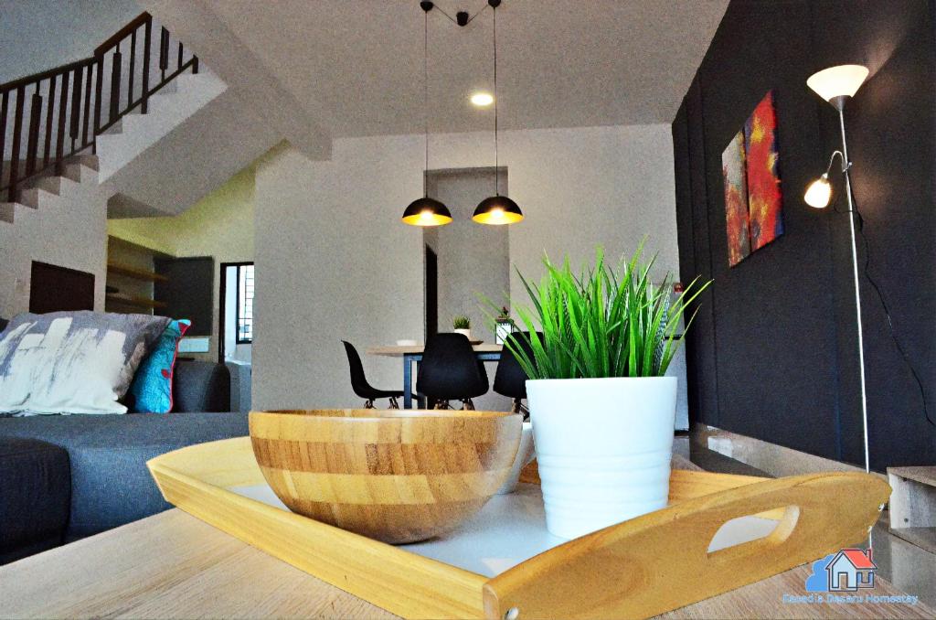 - un salon avec une table et un bol en bois dans l'établissement Desaru Luxury Homestay - near WaterPark, RAPID, Beach, à Desaru