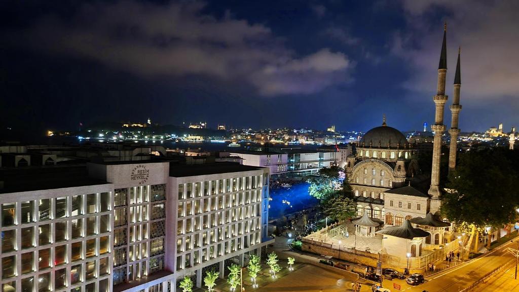 una vista de la ciudad por la noche con una mezquita en Port Bosphorus, en Estambul
