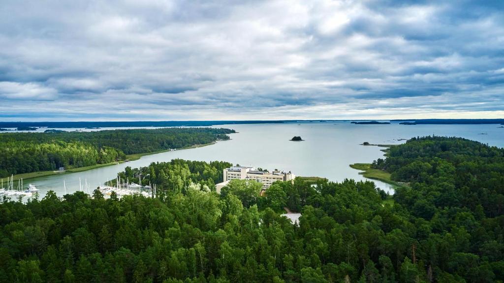 une vue aérienne sur une rivière avec des arbres et des bâtiments dans l'établissement Ruissalo Spa Hotel, à Turku