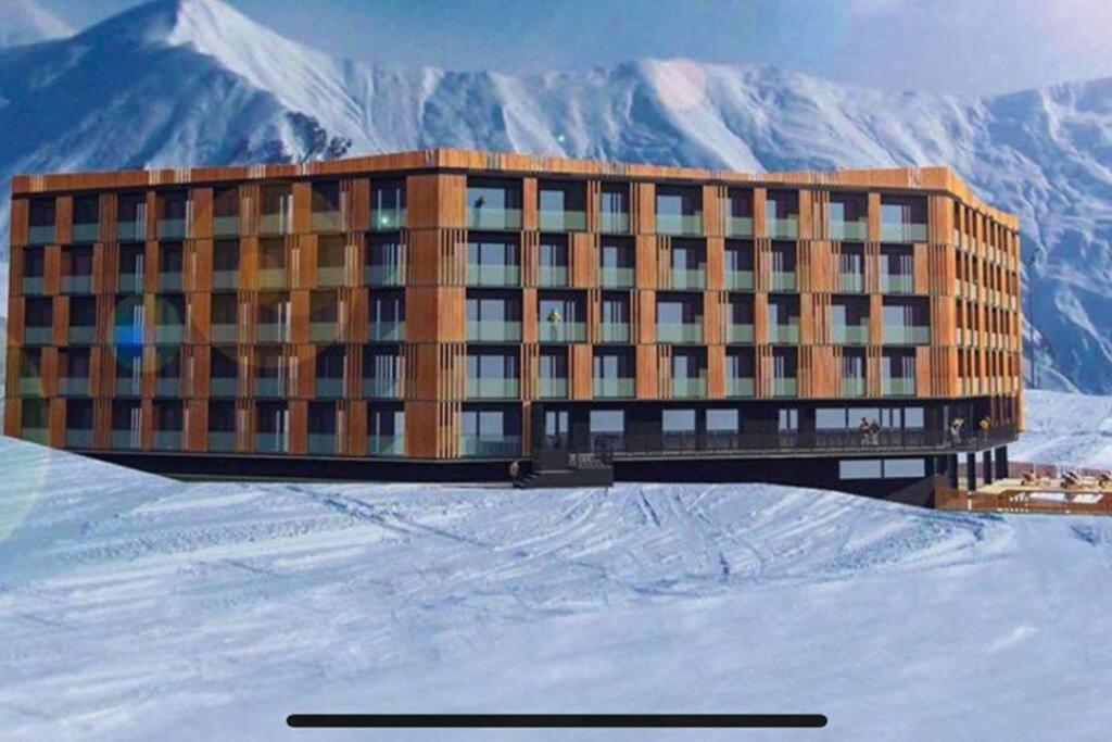 Cozy Ski-In/Ski-Out Apartment with Mountain Views