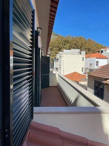 uma vista para uma varanda a partir de uma janela de um edifício em O Nosso Recanto em Machico