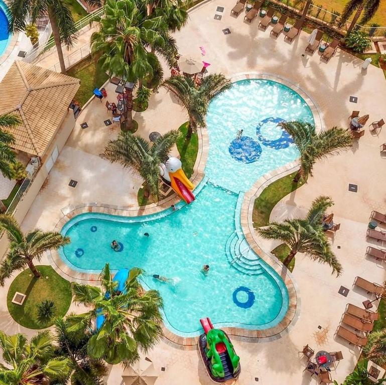 an overhead view of a swimming pool at a resort at Apartamento 1411 Barretos Park Hotel - O Hotel do Parque do Peão in Barretos