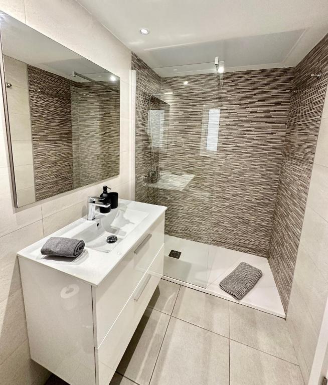 Kúpeľňa v ubytovaní Canelita con piscina, soleada terraza amplia wifi y parking