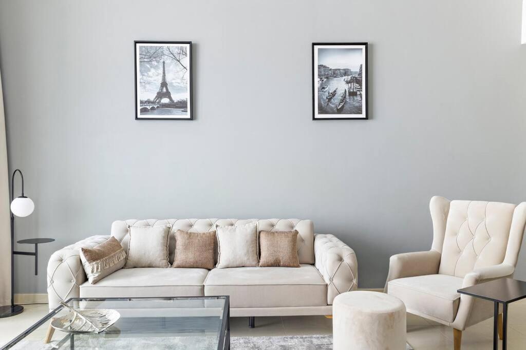 Posezení v ubytování StoneTree - Modern 1 BR Apartment near Marina Beach