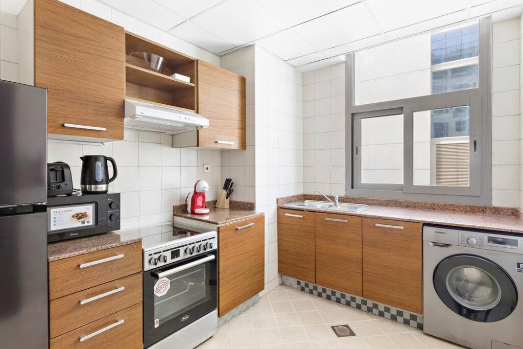 Kuchyň nebo kuchyňský kout v ubytování StoneTree - Modern 1 BR Apartment near Marina Beach