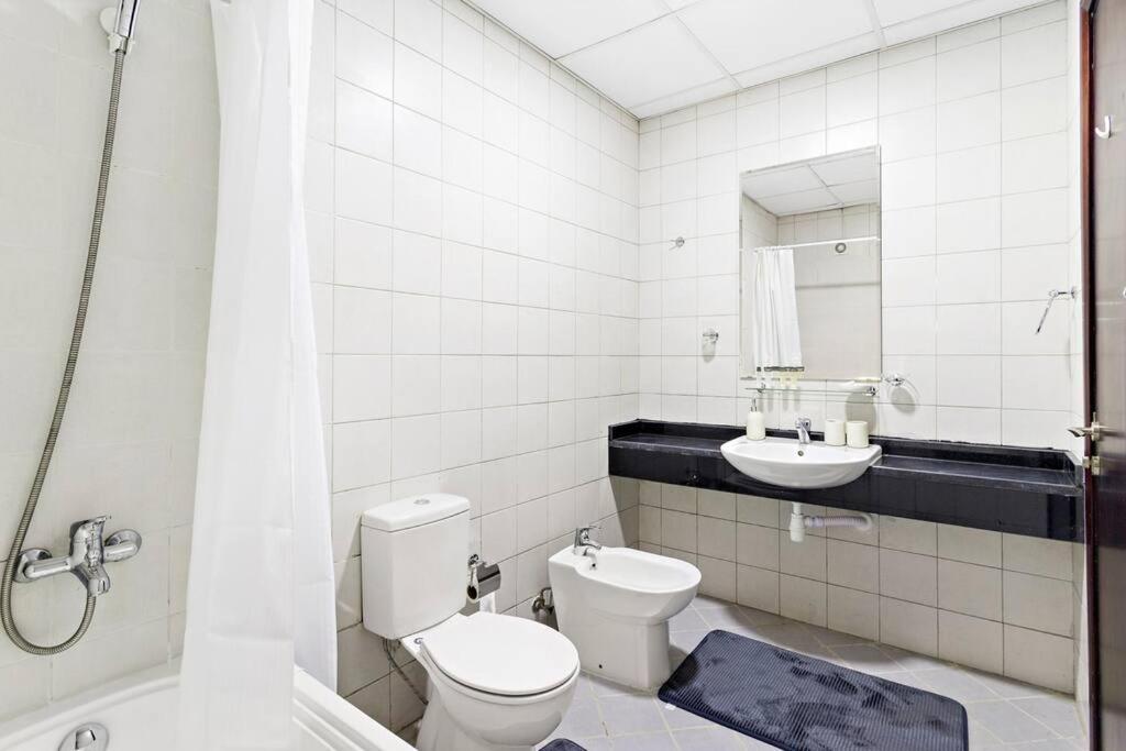 Koupelna v ubytování StoneTree - Modern 1 BR Apartment near Marina Beach