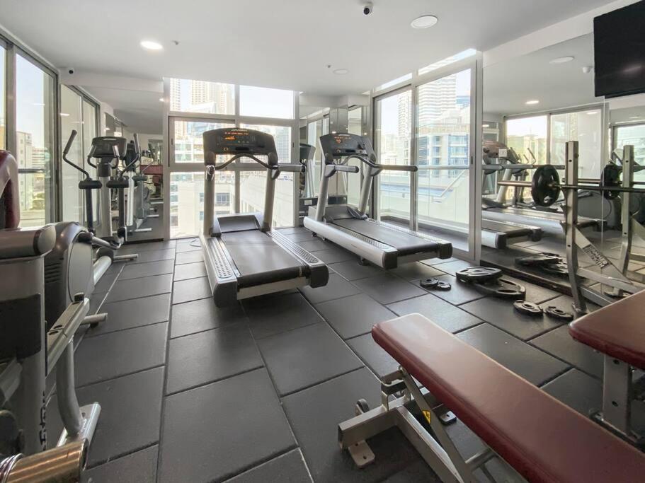 Fitness centrum a/nebo fitness zařízení v ubytování StoneTree - Modern 1 BR Apartment near Marina Beach