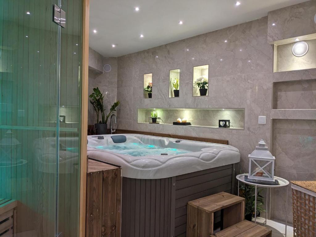 uma casa de banho com uma banheira grande e um chuveiro em Best Western Hotel & Spa Austria-La Terrasse em Saint-Étienne