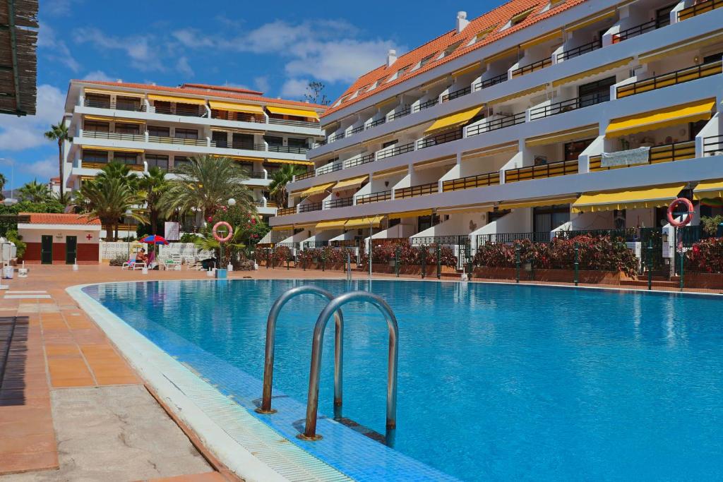 una piscina frente a un hotel en Sunflower Apartment Just Relax, en Puerto de Santiago