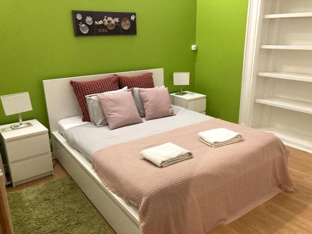 Lisbon T2 apartment in typical villa in Sapadores Lisbon