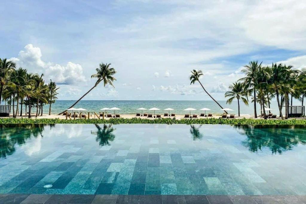 Bazén v ubytování Marina resort Waterfront Minh Phu Quoc villa beach swimming pool nebo v jeho okolí