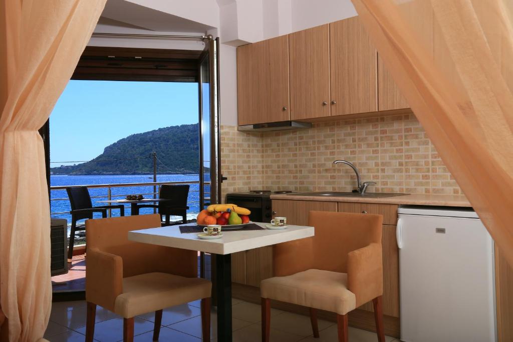 Kuchyň nebo kuchyňský kout v ubytování Faros Luxury Suites