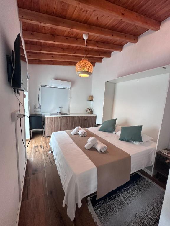 Postel nebo postele na pokoji v ubytování Kallithea INN