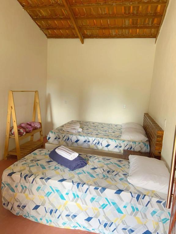 a room with two beds in a room at Suite Apoena 4 in Pacoti
