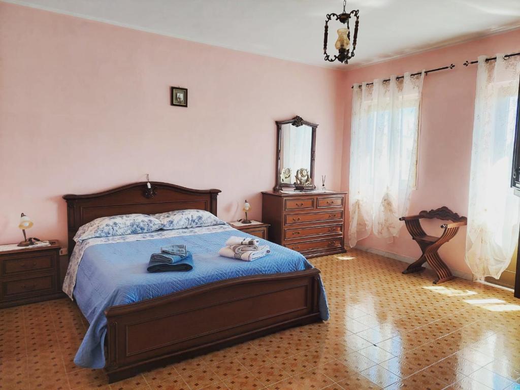 MacchiagodenaにあるB&B da Manuelaのベッドルーム1室(青いシーツと鏡付きのベッド1台付)