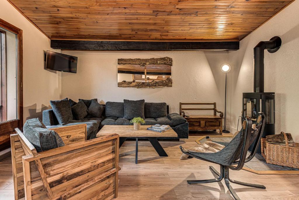 - un salon avec un canapé et une table dans l'établissement Apartment Les Nantillons - Alpes Travel - Central Chamonix (sleeps 6-8), à Chamonix-Mont-Blanc