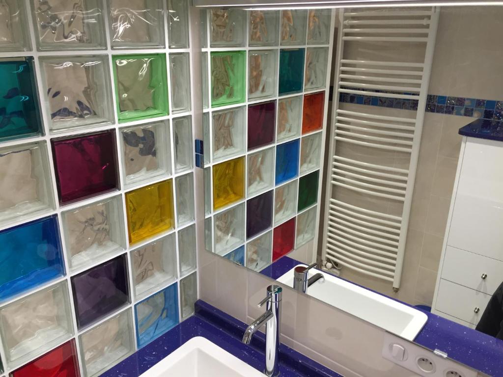 a bathroom with a sink and a mirror at Le Gite d&#39;Emilie in Entraygues-sur-Truyère