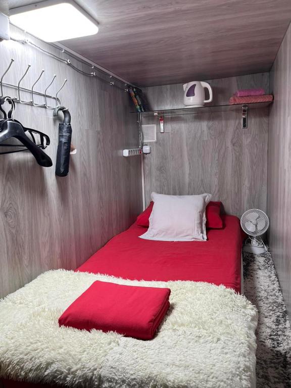 キシナウにあるSingle in the room hostelのベッドルーム1室(赤と白のベッド1台付)