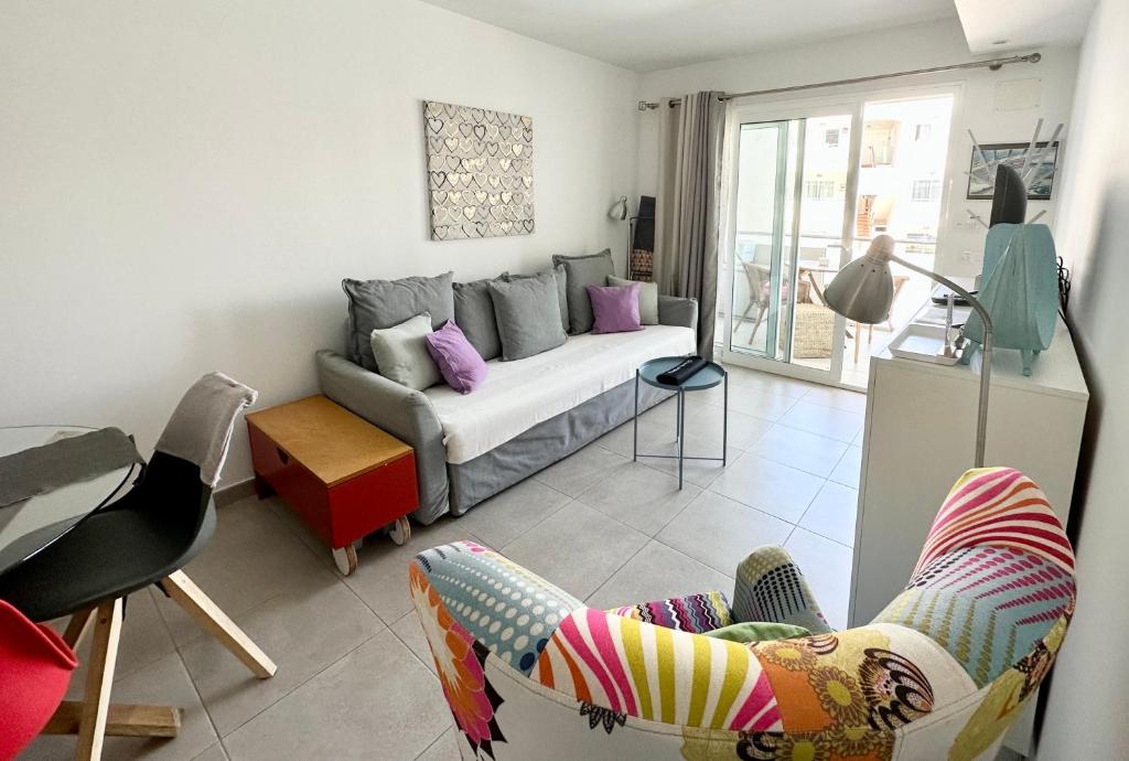 un soggiorno con divano e sedia di Tutti Frutti by Lovely Property a Corralejo