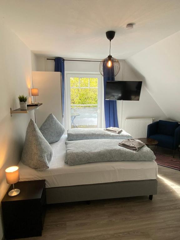 1 dormitorio con cama y ventana en Haus Osterstraße, en Norden