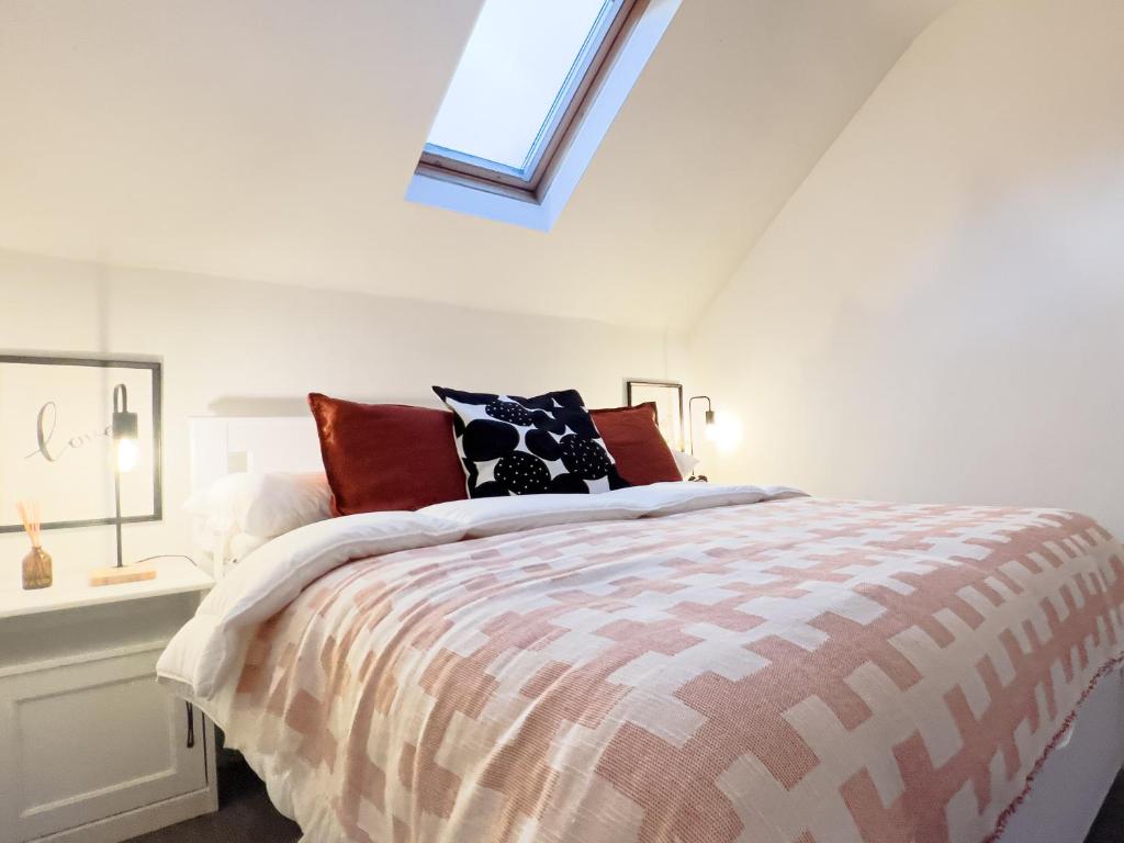 a bedroom with a bed and a skylight at Peaceful Retreat: Work & Leisure in London