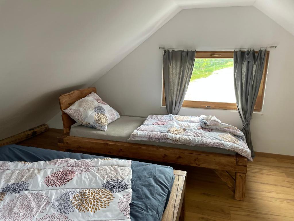 1 Schlafzimmer mit 2 Betten und einem Fenster in der Unterkunft Bekas Lodge in Siófok