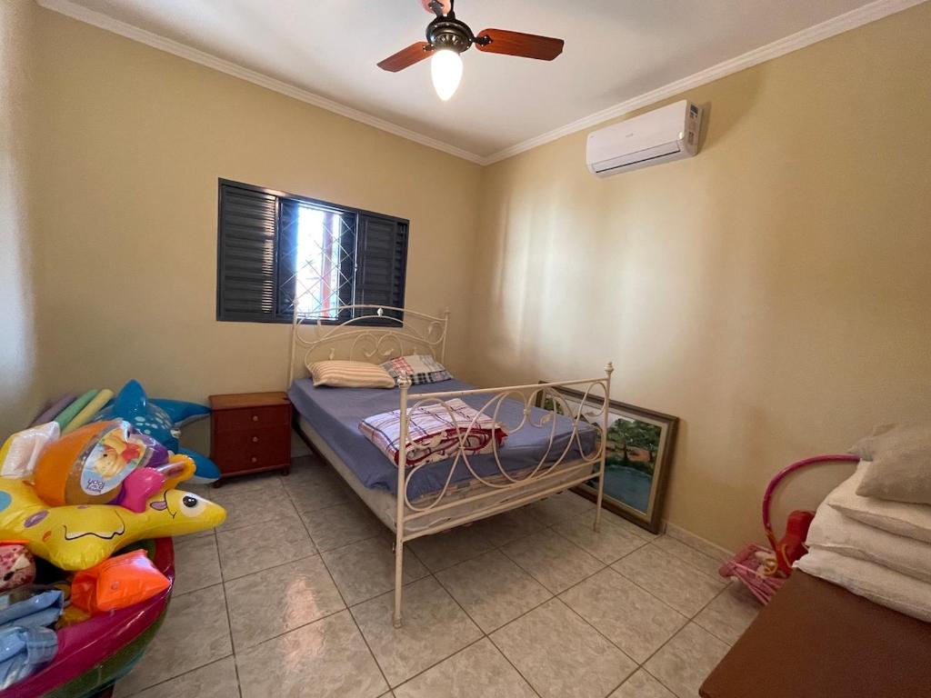 a bedroom with a bunk bed and a ceiling fan at Rancho próximo rio pesca Sales in Sales