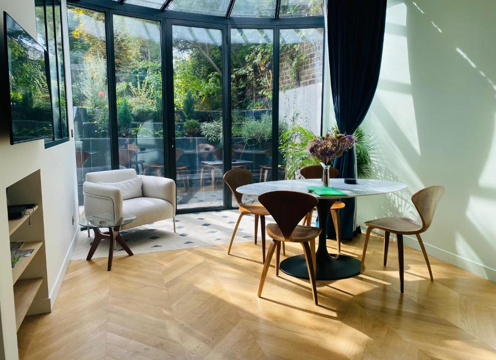 a dining room with a table and chairs at Luxe 10 min Paris - Feifei's Home & Spa in Asnières-sur-Seine