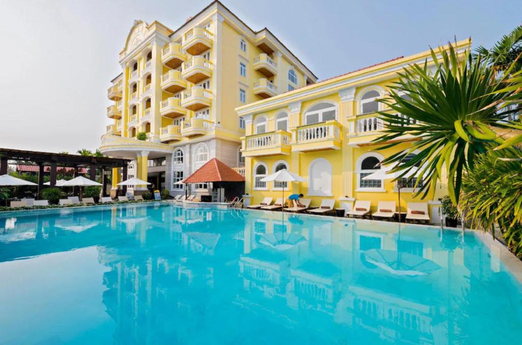 una gran piscina frente a un hotel en Le Pavillon Hoi An Luxury Resort & Spa en Hoi An