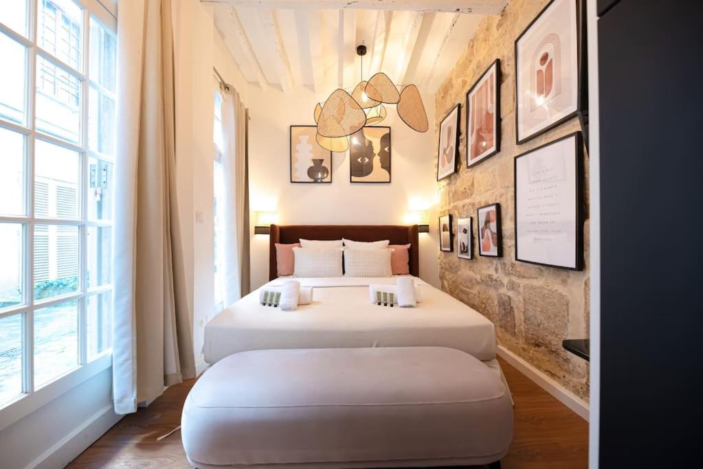 - 2 lits dans une chambre avec 2 grandes fenêtres dans l'établissement CIA - CENTRAL LE MARAIS, à Paris