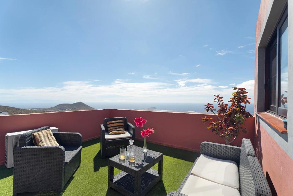 un balcone con sedie e un tavolo con vista di Casa Alberto Santos a San Miguel de Abona