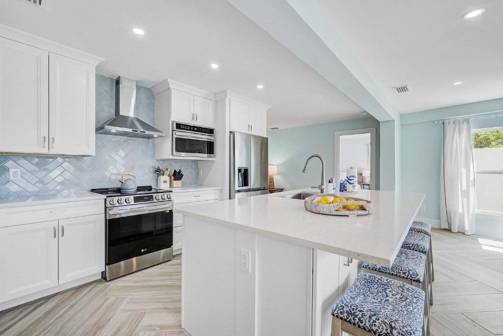 ブレーデントンにあるTranquil Breezeの白いキャビネットと白いカウンタートップを備えたキッチン