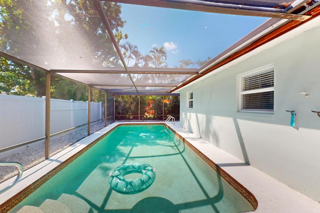 una piscina cubierta en una casa en Lounging Palms Estate, en Fort Myers