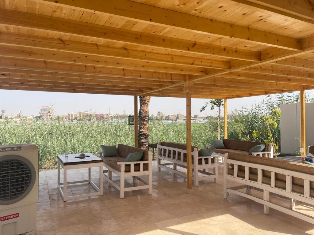 Balkón nebo terasa v ubytování Royal Nile Villa - Pool View Apartment 1