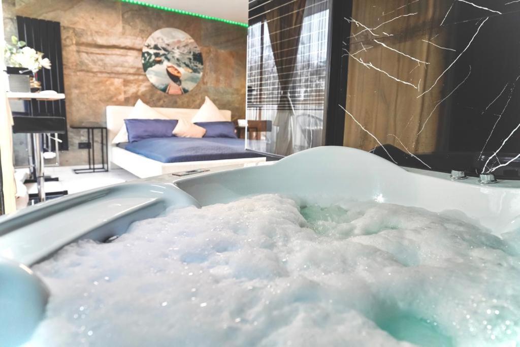 a bath tub filled with snow in a room at AirportApart Exklusives Apartment mit Whirpool 2,5 km vom Flughafen Nürnberg in Nuremberg