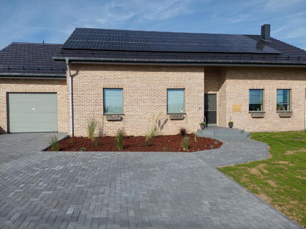 une maison avec des panneaux solaires sur le toit dans l'établissement Baloe, à Manderfeld