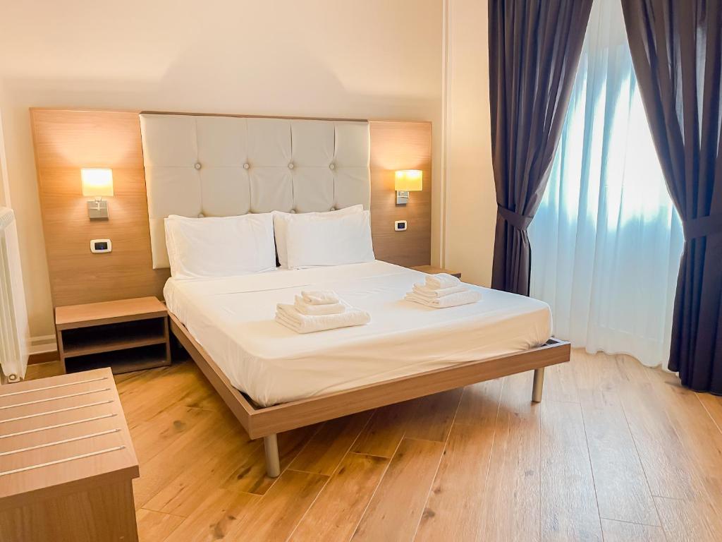 ein Schlafzimmer mit einem Bett mit zwei Handtüchern darauf in der Unterkunft Brain Penthouse Pagani in Pagani