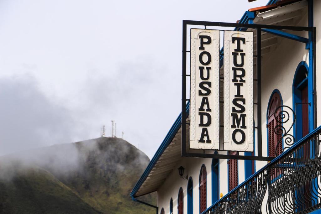 Et logo, certifikat, skilt eller en pris der bliver vist frem på Pousada Turismo