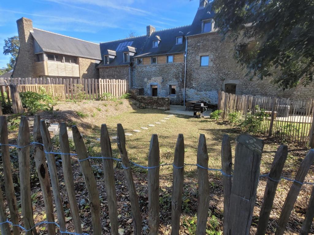Ogród w obiekcie Domaine de la Falaise