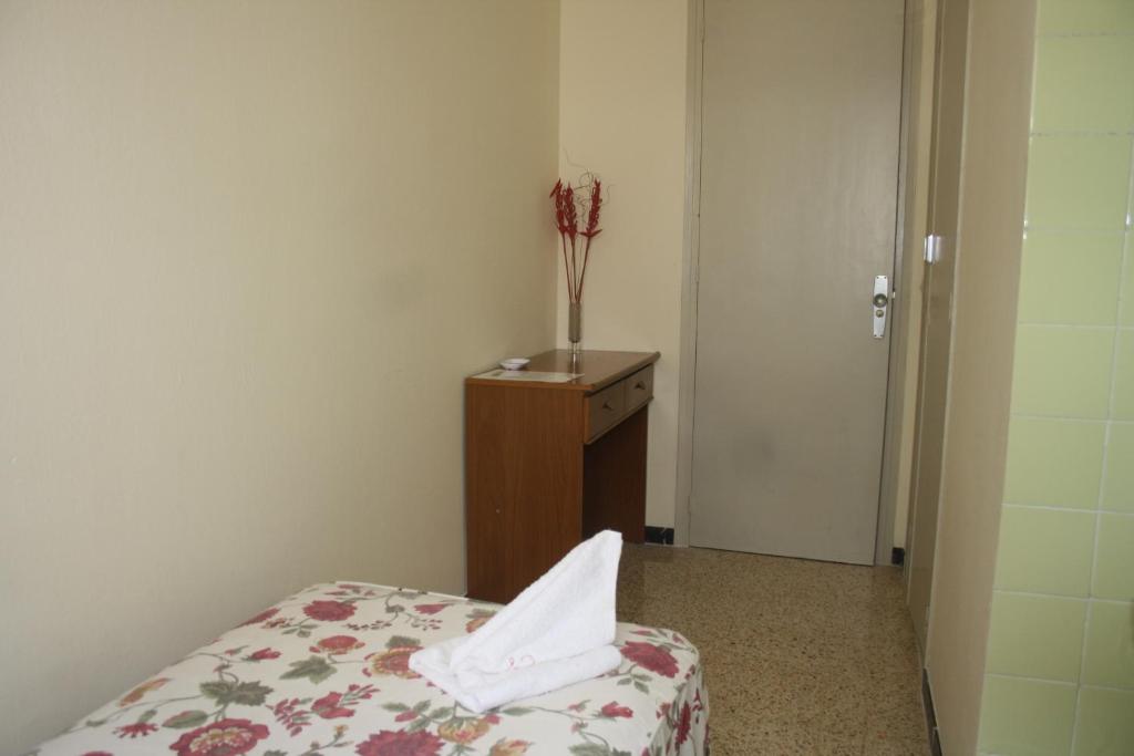 Posteľ alebo postele v izbe v ubytovaní Hostal Torre Mar
