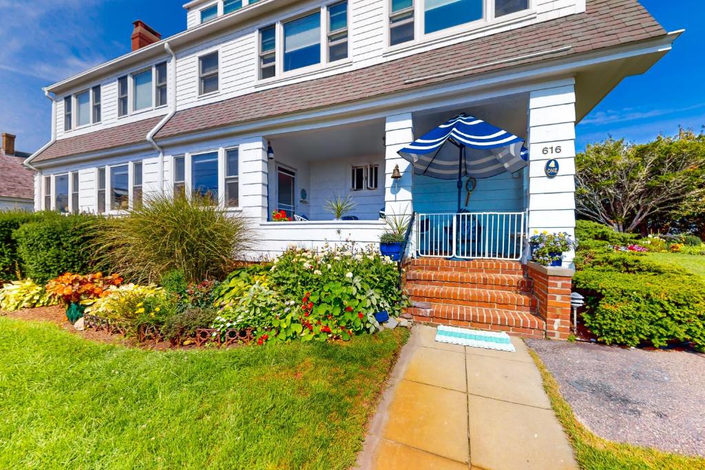 una casa bianca con una porta blu di My Happy Place a Provincetown