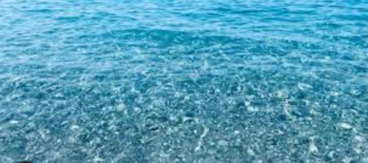 une grande étendue d'eau bleue avec des bulles dedans dans l'établissement Romantic Chic Loä, à Loano